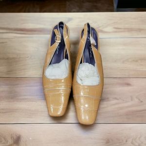 NWOT Stefani Collection Cream Leather Pumps
